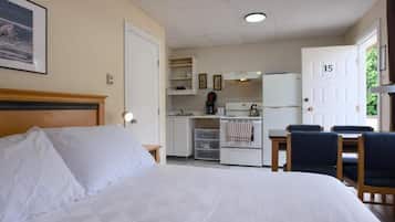 Suite, 2 Queen Beds, Kitchen, Ground Floor