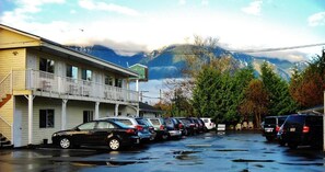 مواقف سيارات مجانية