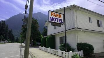 Un motel blanco con un letrero que dice 'PARK MOTEL'.