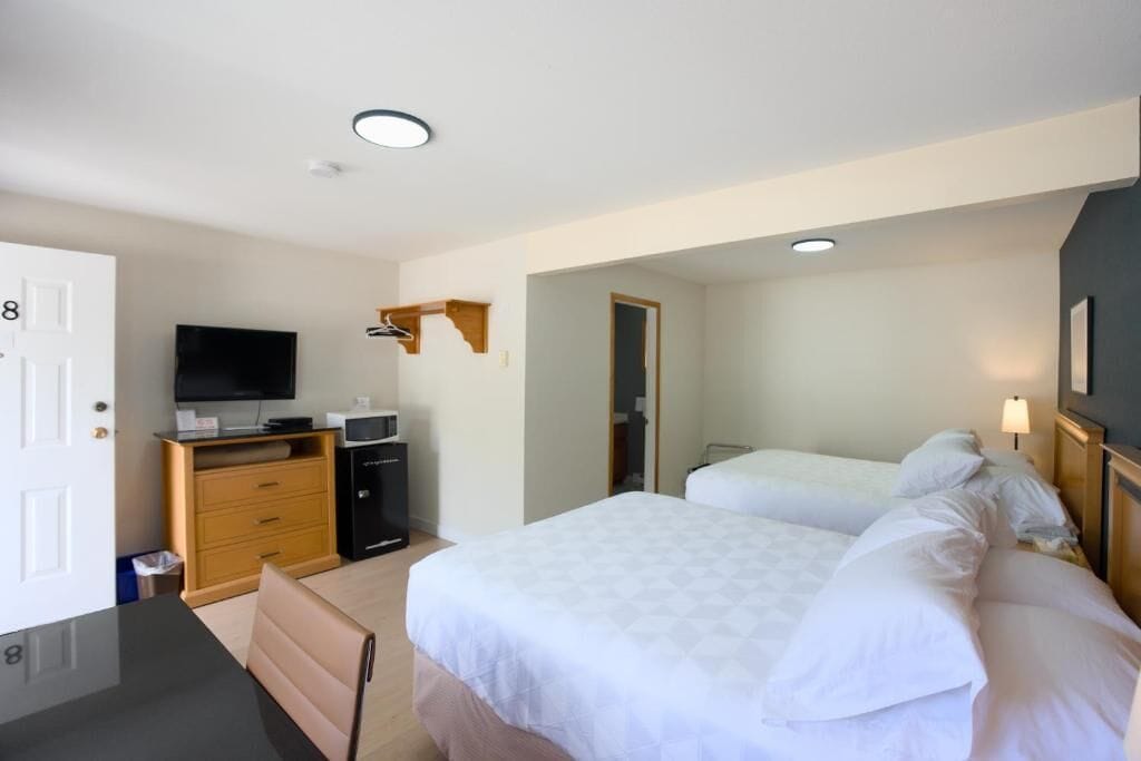 Chambre Standard double, 2 grands lits, non-fumeur, vue sur la montagne | Bureau, espace de travail pour ordinateurs portables