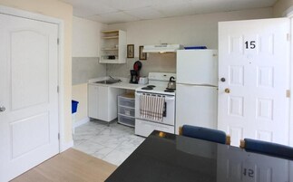 Suíte, 2 camas Queen, cozinha, no piso térreo | Cozinha privada | Geladeira, micro-ondas, cafeteira/chaleira