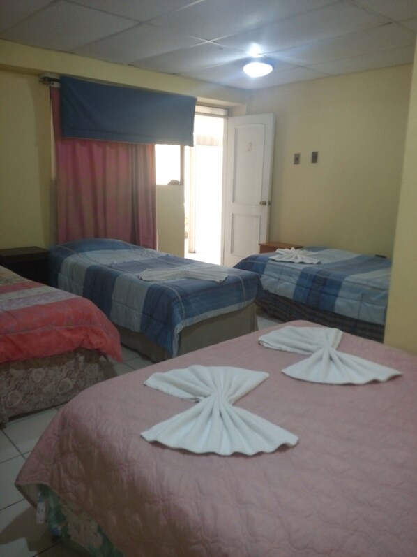 Familiekamer | Een kluis op de kamer, een bureau, extra bedden, gratis wifi