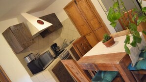 Appartement, 2 slaapkamers | Privékeuken | Een koffiezetapparaat/waterkoker, een koelkast met diepvriezer