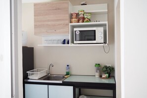 Studio Apartment  | Private kitchenette | Fridge, microwave, coffee/tea maker, electric kettle