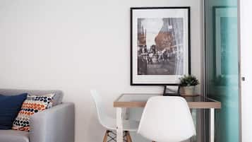 Studio Apartment | リビング エリア | 32 インチの薄型テレビ (ケーブル放送視聴可)、テレビ