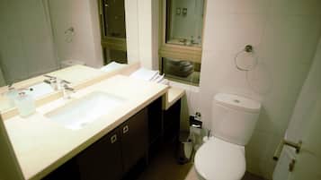 Ensemble douche/baignoire, baignoire relaxante profonde, sèche-cheveux