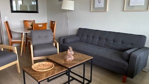 En 42-tommers Flatskjerm-TV med Parabol-TV samt LCD-TV