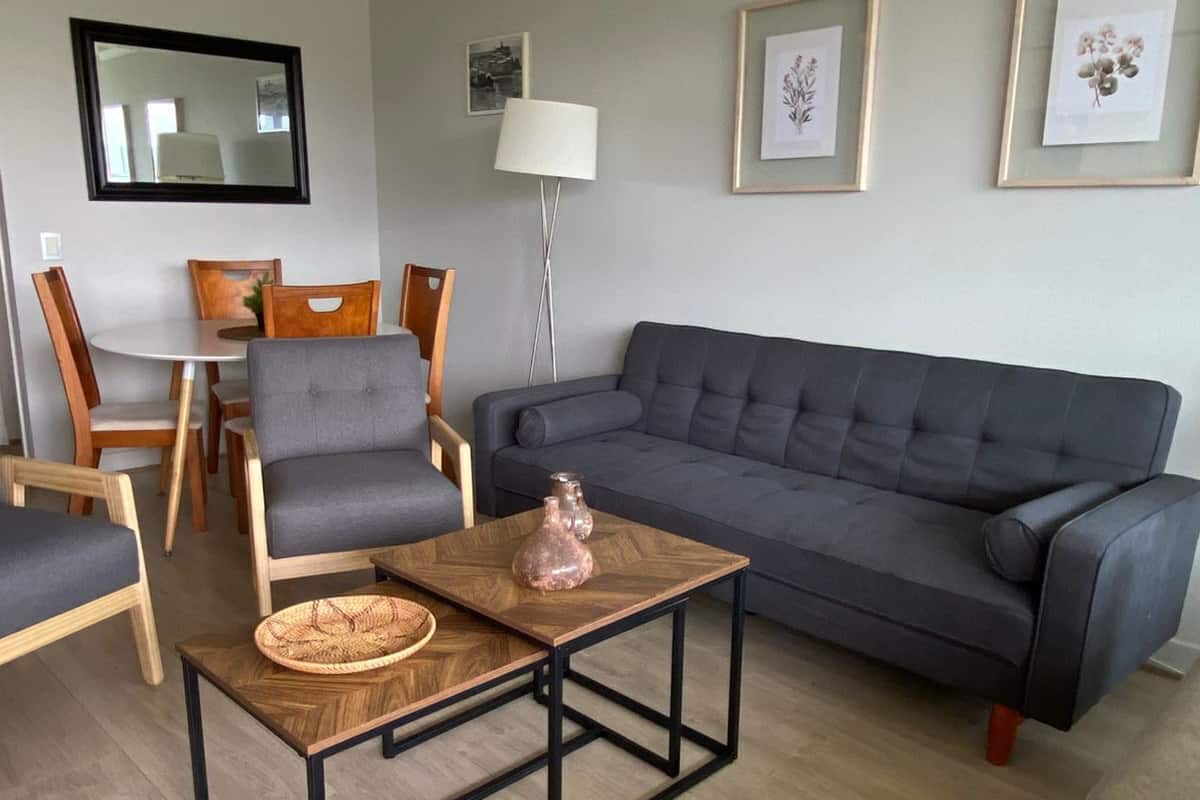 En 42-tommers Flatskjerm-TV med Parabol-TV samt LCD-TV
