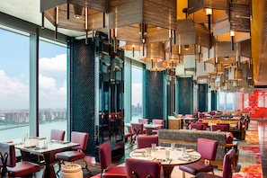 3 restaurants; breakfast, lunch and dinner served 