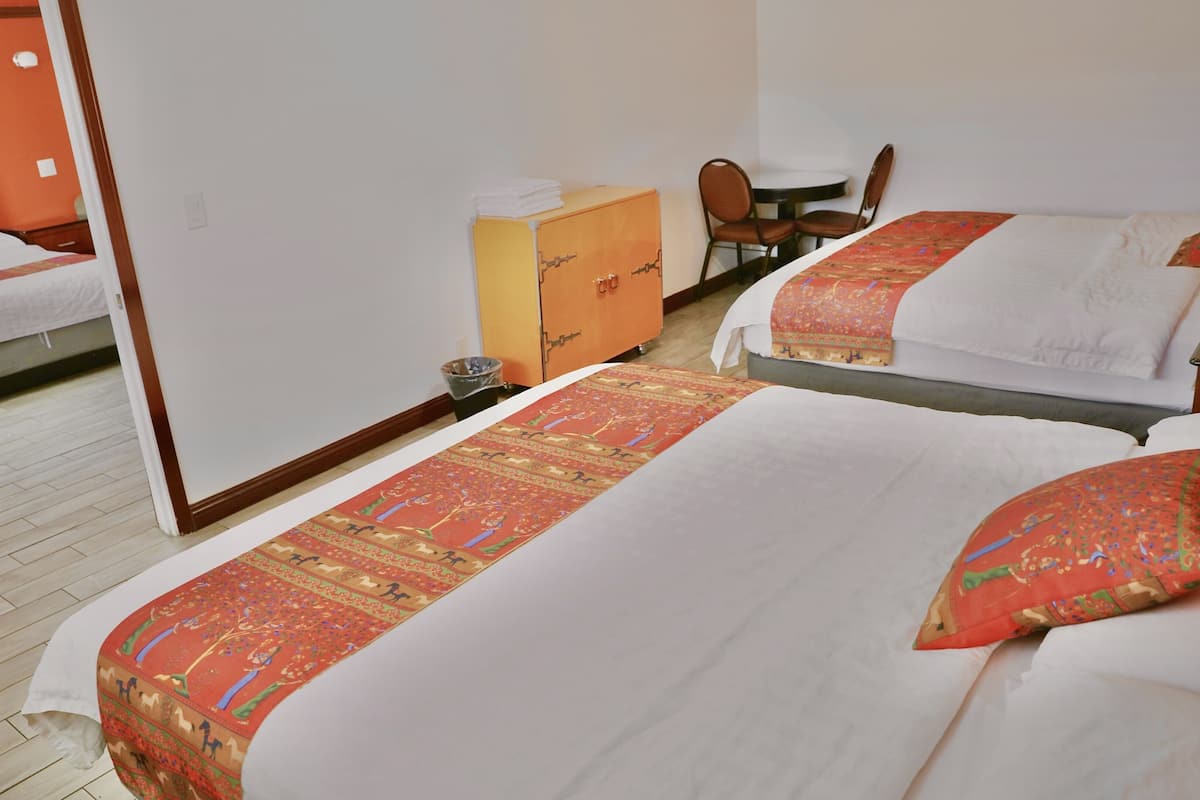 remodeled 3 king beds, suites | 書桌、免費無線上網、床單