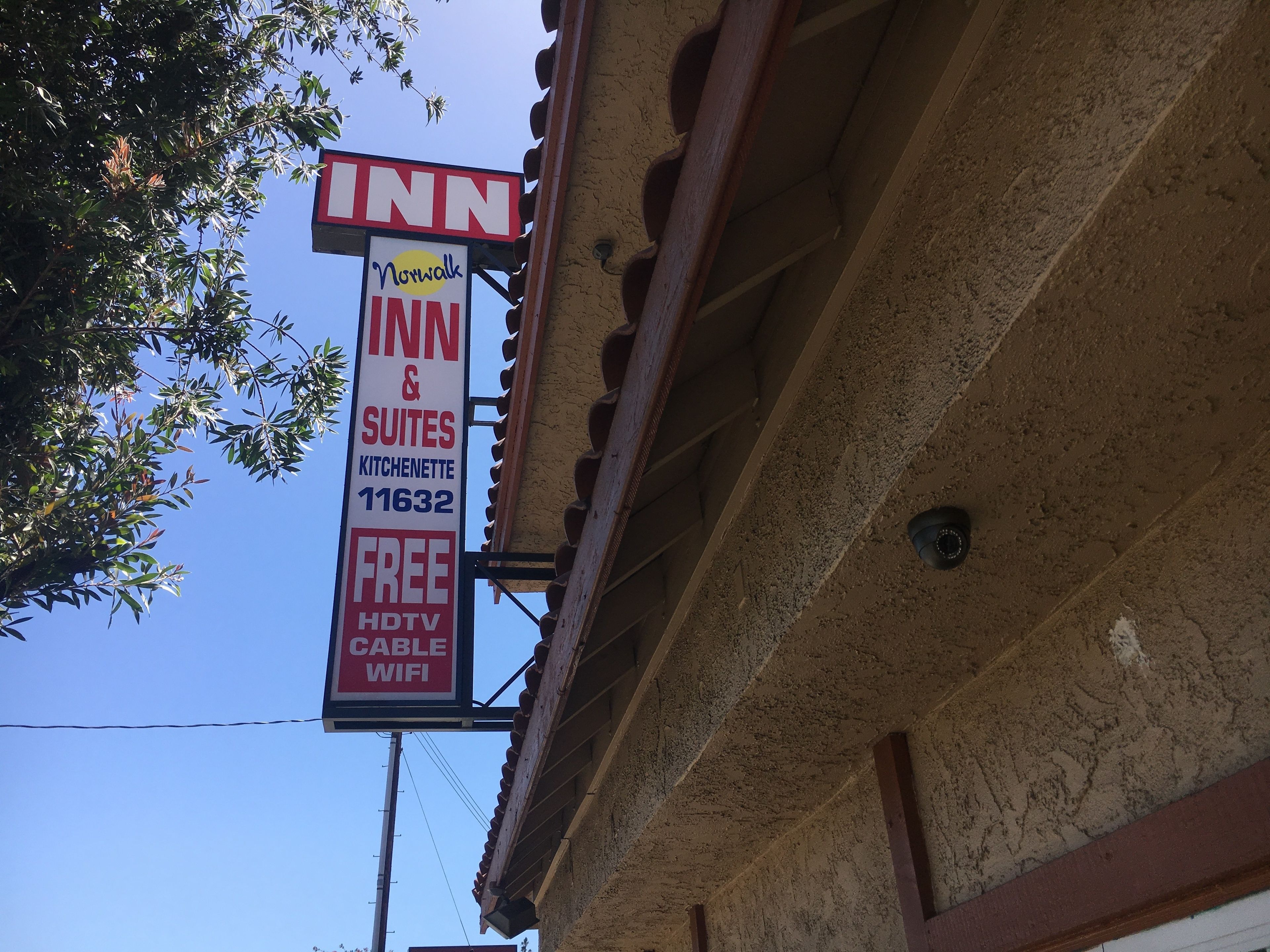 A sign for a Norwalk Inn & Suites, advertising free HDTV cable and WiFi.