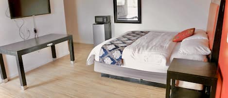 remodeled 1 king bed non-smoking | Bureau, Wi-Fi gratuit, draps fournis