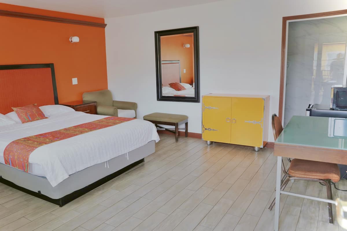 remodeled 1 king bed non-smoking | 書桌、免費無線上網、床單