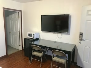 Deluxe Room, 1 King Bed | Desk, free WiFi, bed sheets - Norwalk Inn & Suites (Norwalk)