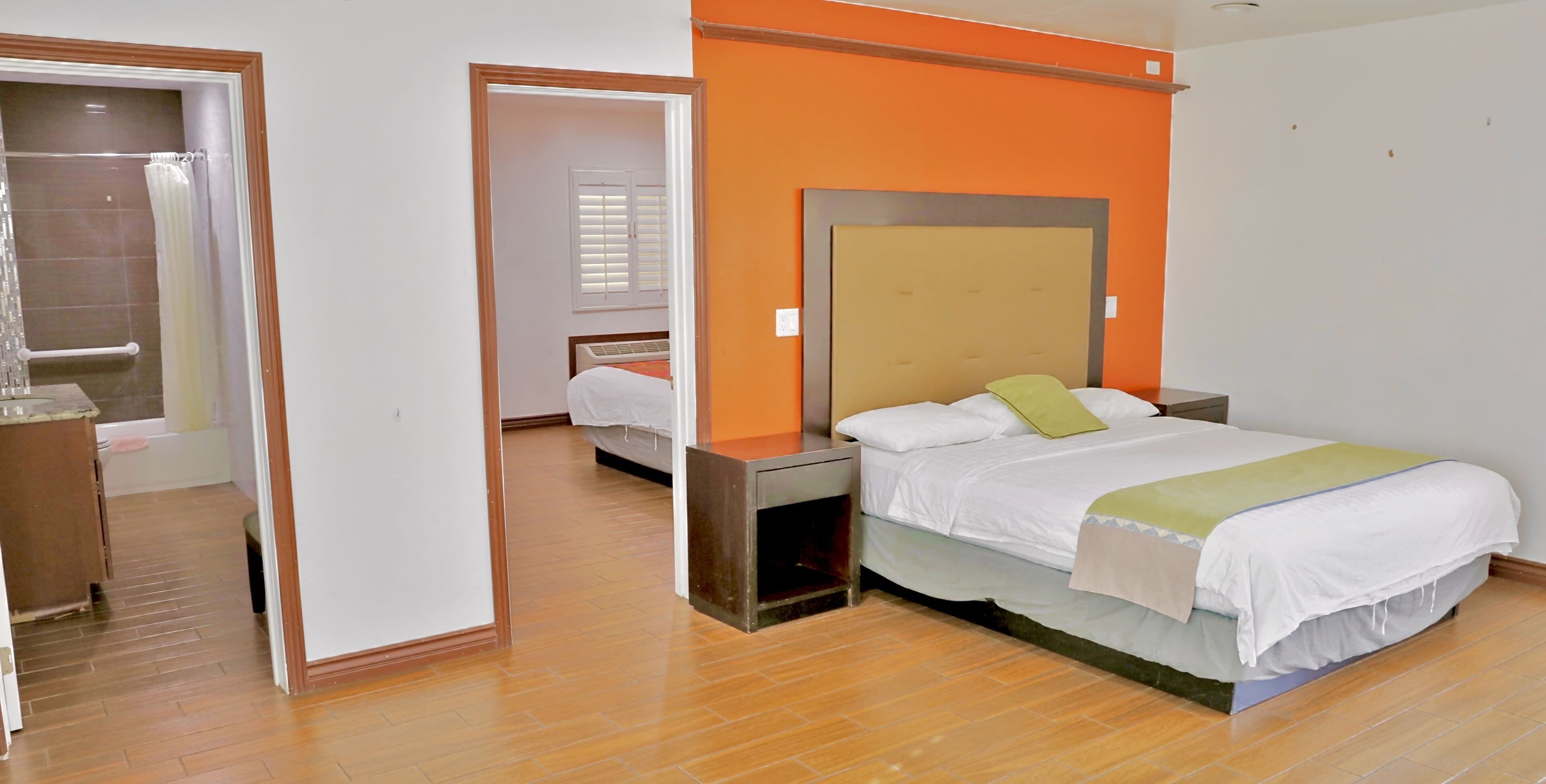 家庭套房, 2 間臥室 | 書桌、免費無線上網、床單