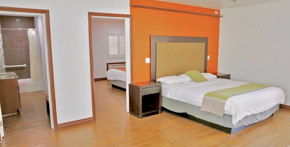 家庭套房, 2 间卧室 | 办公桌、免费 WiFi、床单