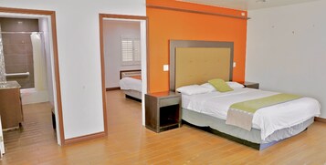 Escritorio, wifi gratis y ropa de cama 