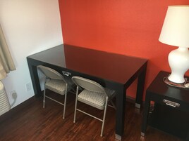 Escritorio, wifi gratis y ropa de cama 