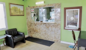 Lobby - Norwalk Inn & Suites (Norwalk)