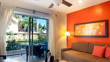 Beautiful and Cozy one Bedroom Apartment with King bed and Sofa bed | Área de sala de estar | Televisión de pantalla plana de 42 pulgadas con canales por cable