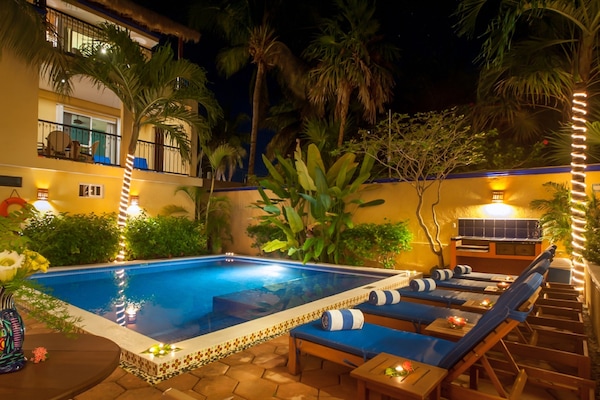 Una piscina al aire libre