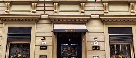 Ein Gebäude mit einem Schild, auf dem „CASA ZANARTU Hotel“ und „CASA ZANARTU Café“ steht.