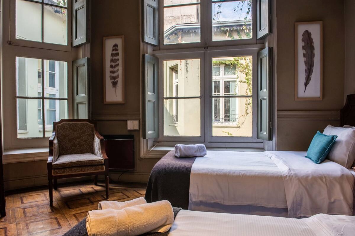 Peralatan tempat tidur premium, meja, Wi-fi percuma, cadar katil 