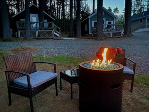 Courtyard - Pine Grove Cottages (Lincolnville)