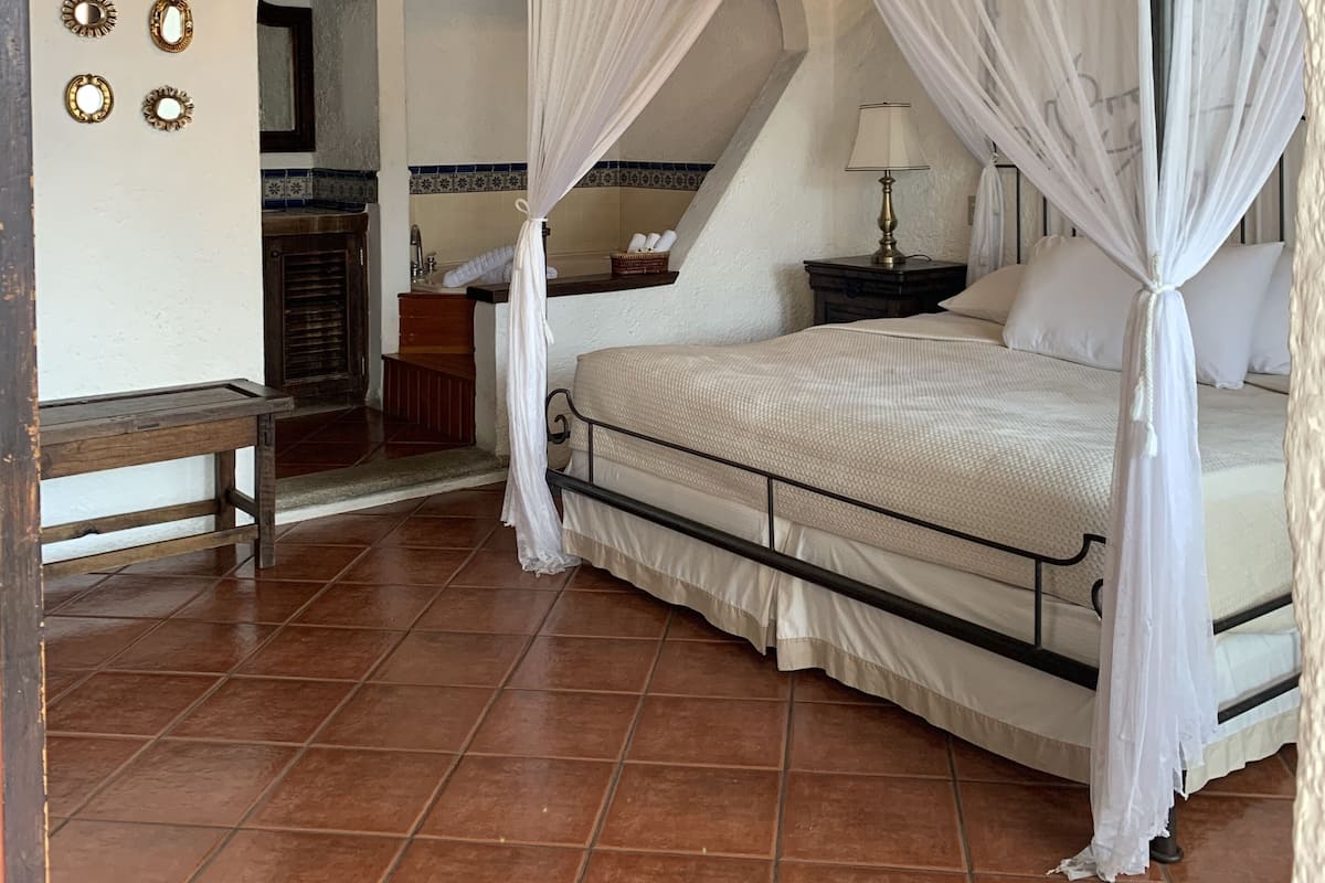 Deluxe Studio Suite, 1 King Bed | Down comforters, desk, iron/ironing board, free WiFi