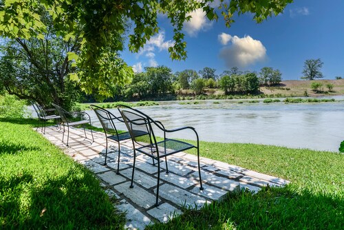 HarmonyHouse: Pet Friendly Zen River Retreat