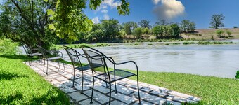 HarmonyHouse: Pet Friendly Zen River Retreat