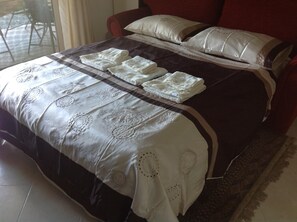 Tabla de planchar con plancha, wifi gratis y ropa de cama 