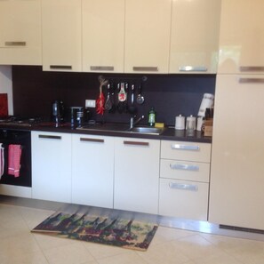 Fridge, oven, stovetop, coffee/tea maker