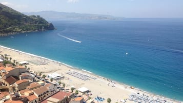 Beach nearby, sun-loungers, beach towels