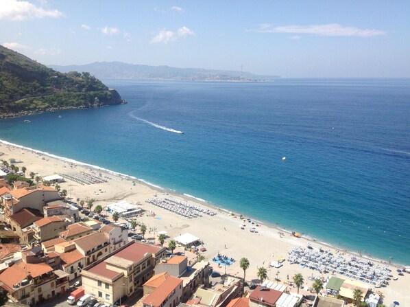 Beach nearby, sun-loungers, beach towels