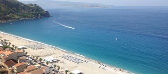 Stunning studio holiday apartment for 2/3 on resort, close to beach with 2 pools