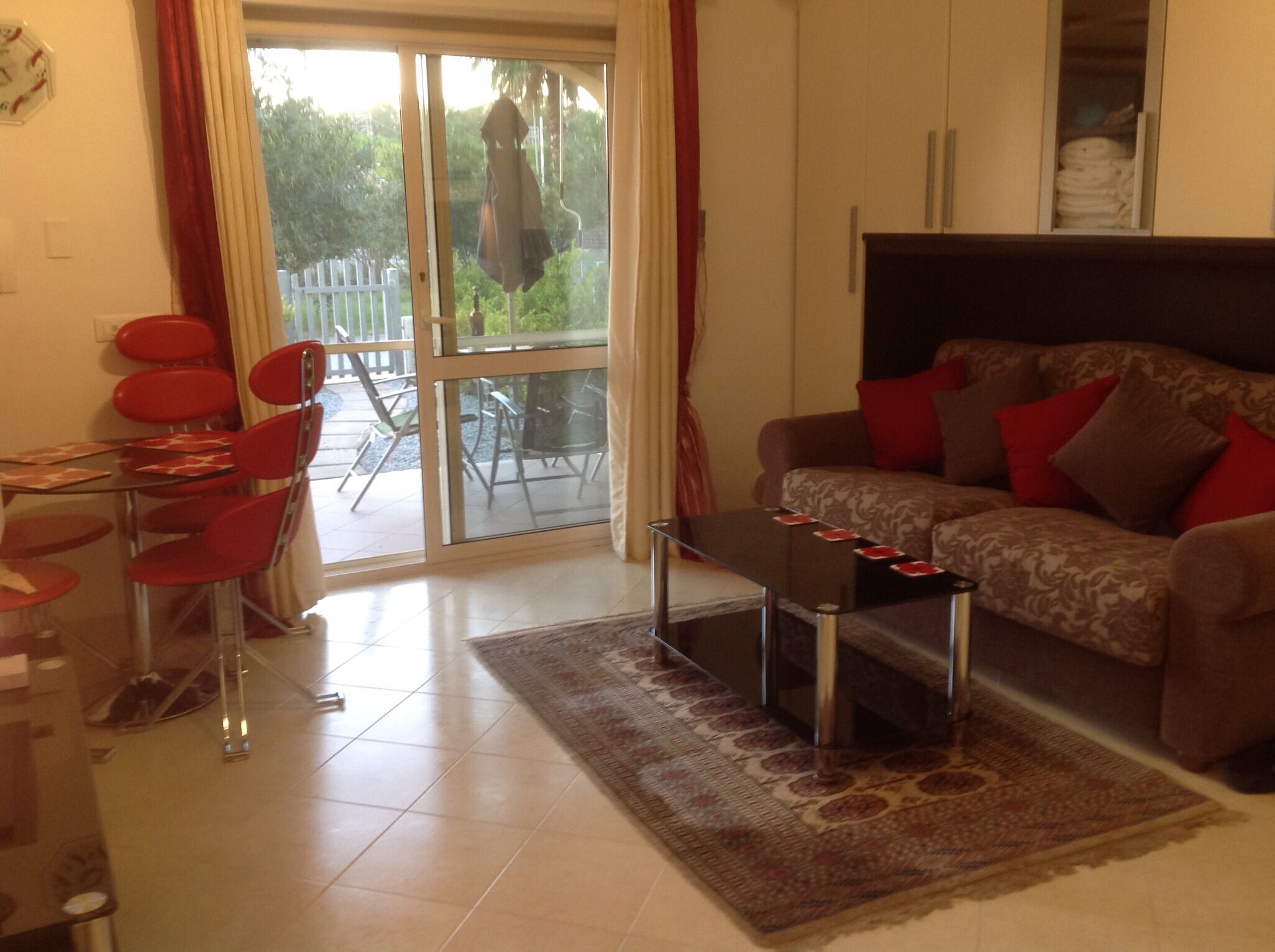 TV, lettore DVD, tavolo da calcetto, tavolo da ping pong