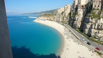 Plage à proximité, chaises longues, serviettes de plage
