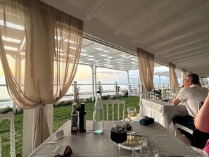 Outdoor dining - Stunning studio holiday apartment for 2/3 on resort, close to beach with 2 pools (Pizzo)