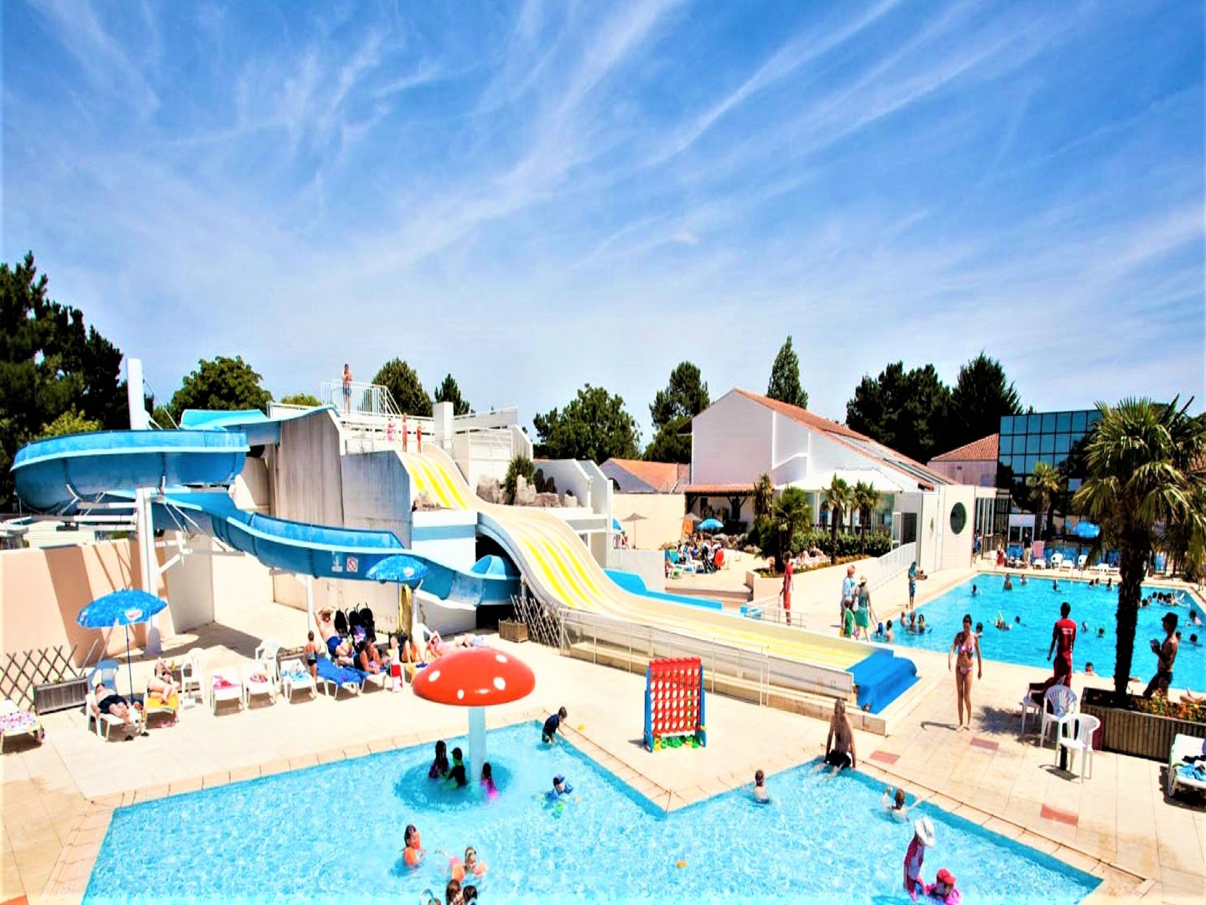 Una piscina cubierta, una piscina al aire libre