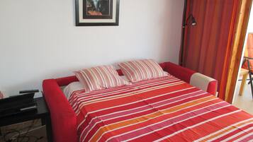 2 slaapkamers, een strijkplank/strijkijzer, reisbedje, wifi