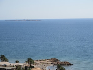 Beach nearby, sun loungers, beach towels