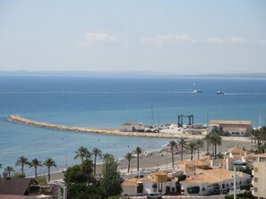 Ranta lähistöllä, aurinkotuoleja, rantapyyhkeitä