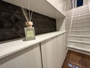 3 多间卧室、客房内保险箱、办公桌、熨斗/熨衣板