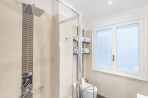 Shower, hair dryer, bidet, towels
