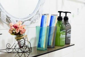 Kahden hengen standard-huone, kylpyhuone makuuhuoneen yhteydessä (no daily housekeeping) | Kylpyhuone | Suihku, sadesuihkupää, hiustenkuivaaja, tohvelit