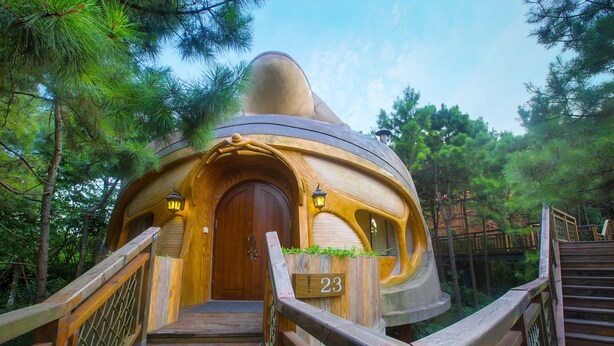 A wooden structure with a dome roof, a wooden door, and a wooden staircase leading up to it. - Changzhou Joyland Gloria Grand Hotels (Changzhou)