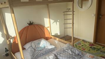 3 bedrooms, desk, iron/ironing board, free WiFi