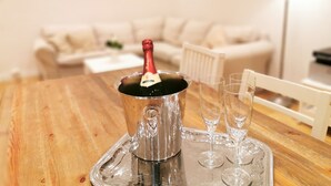 A bottle of champagne in a metal bucket on a tray with two glasses. - FRITZ 3 bedrooms, 2 bathrooms, 2 kitchens, 115 sqm, free wifi, box spring beds (Berlin)