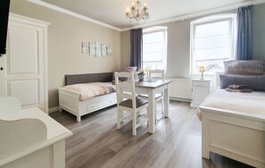 3 makuuhuonetta, työpöytä, silitysrauta/-lauta, vauvan matkasänky